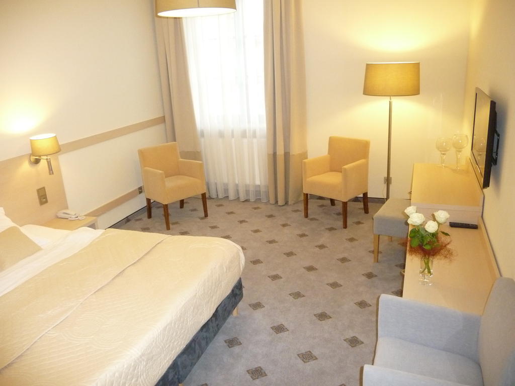 Hotel Notabene Świdnik Екстериор снимка